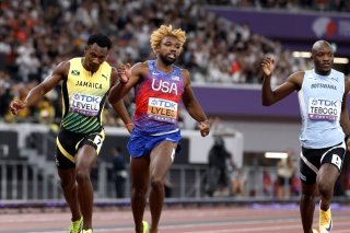 Noah Lyles (au centre) reste le patron du demi-tour de piste. KEYSTONE/EPA/FRANCK ROBICHON